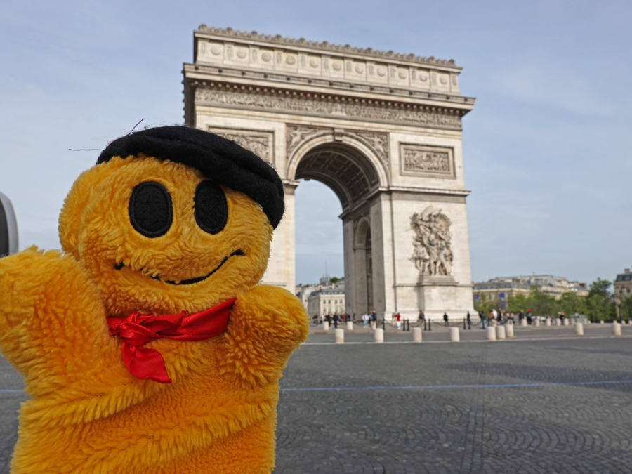 Monsieur Happy at L'Arc de Triomphe, Paris